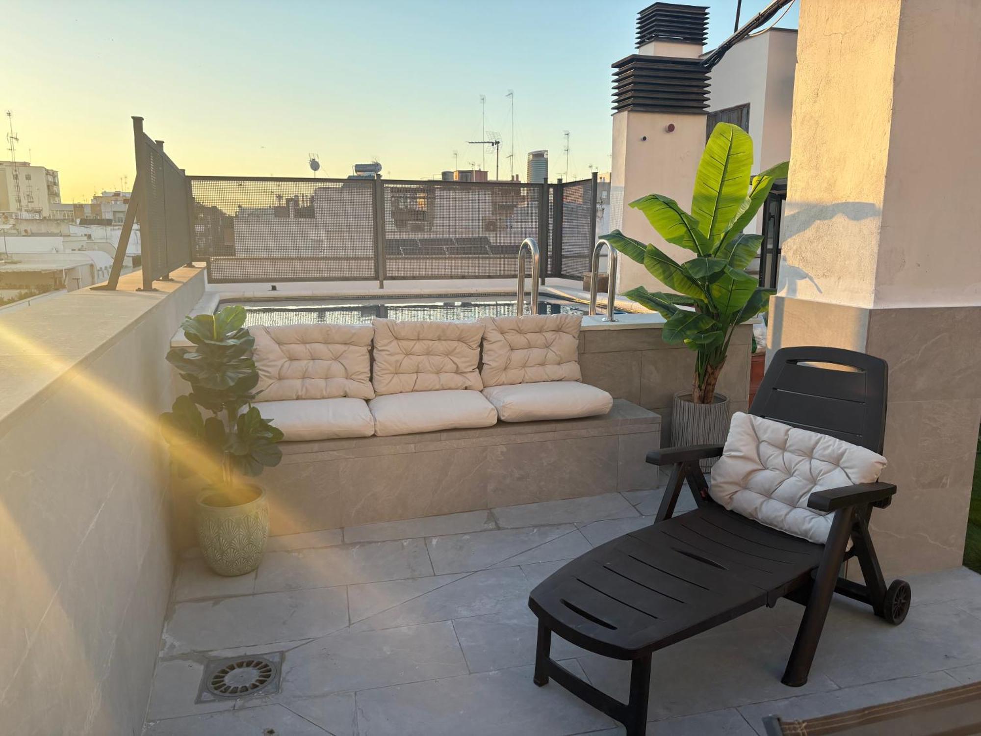 Apartmán Atico Triana Con Piscina Privada Sevilla Exteriér fotografie